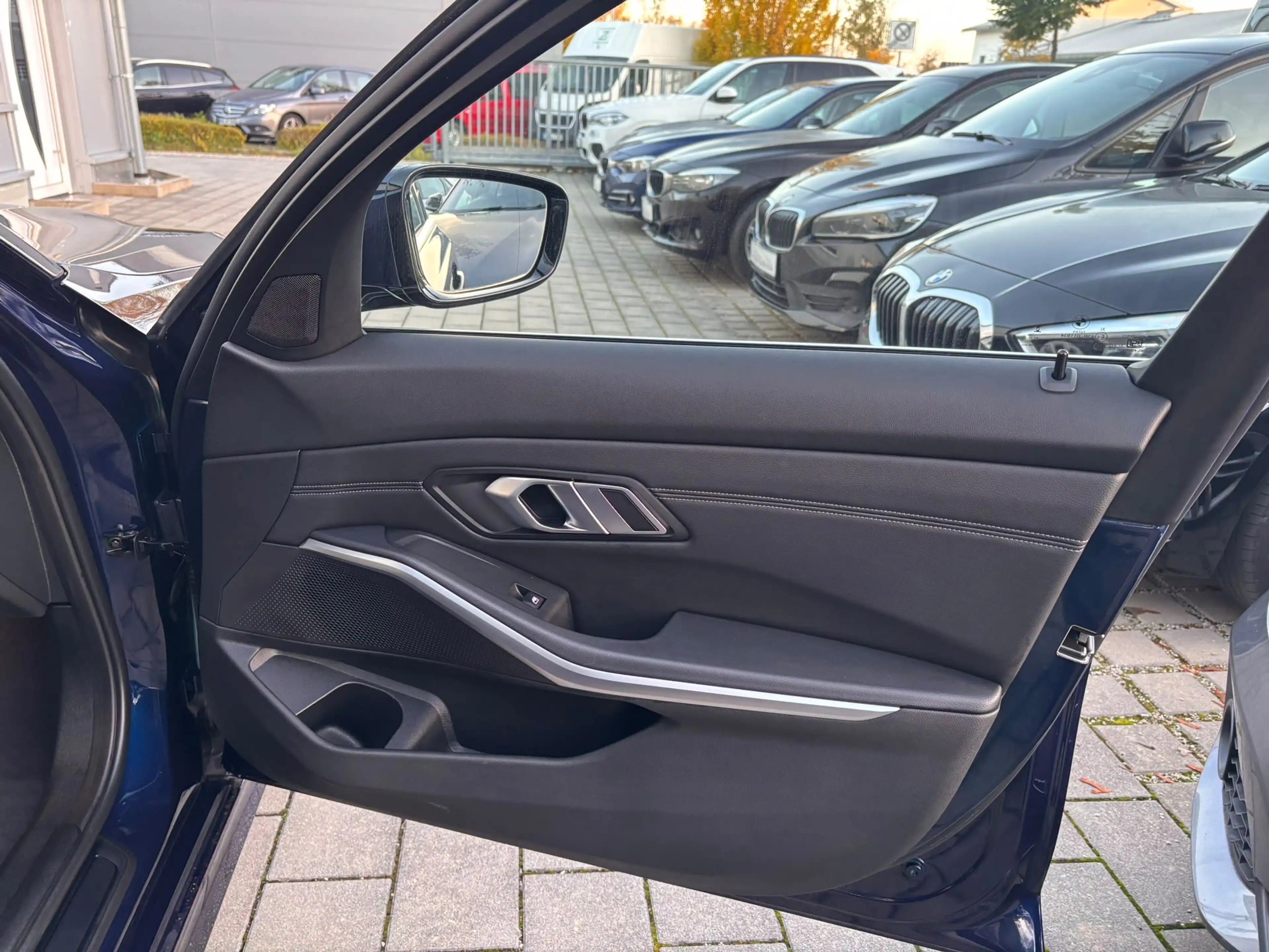 BMW 320 320i Advantage — photo 15