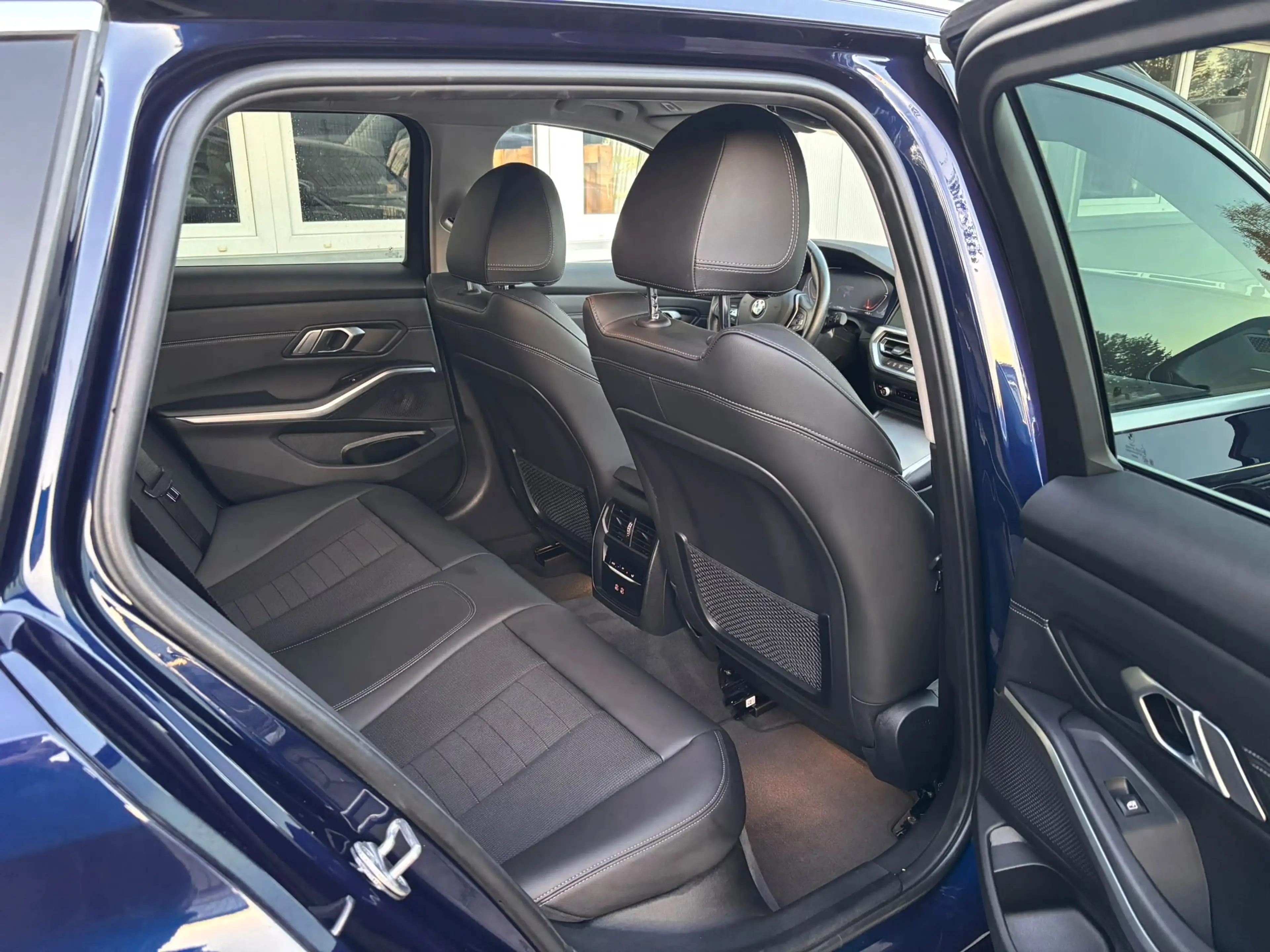 BMW 320 320i Advantage — photo 10