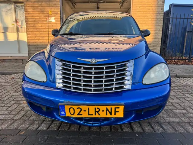 Chrysler PT Cruiser view 4