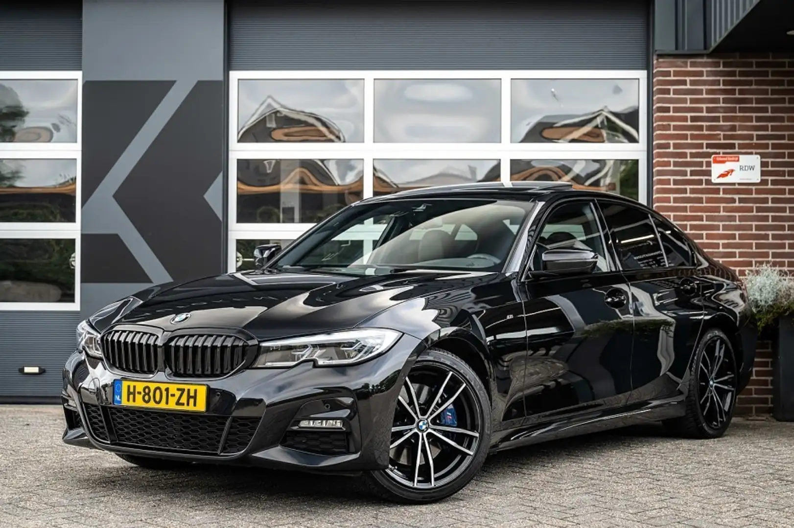BMW 330 330i High Executive | M Sport | Schuifdak | Laser Noir - 1