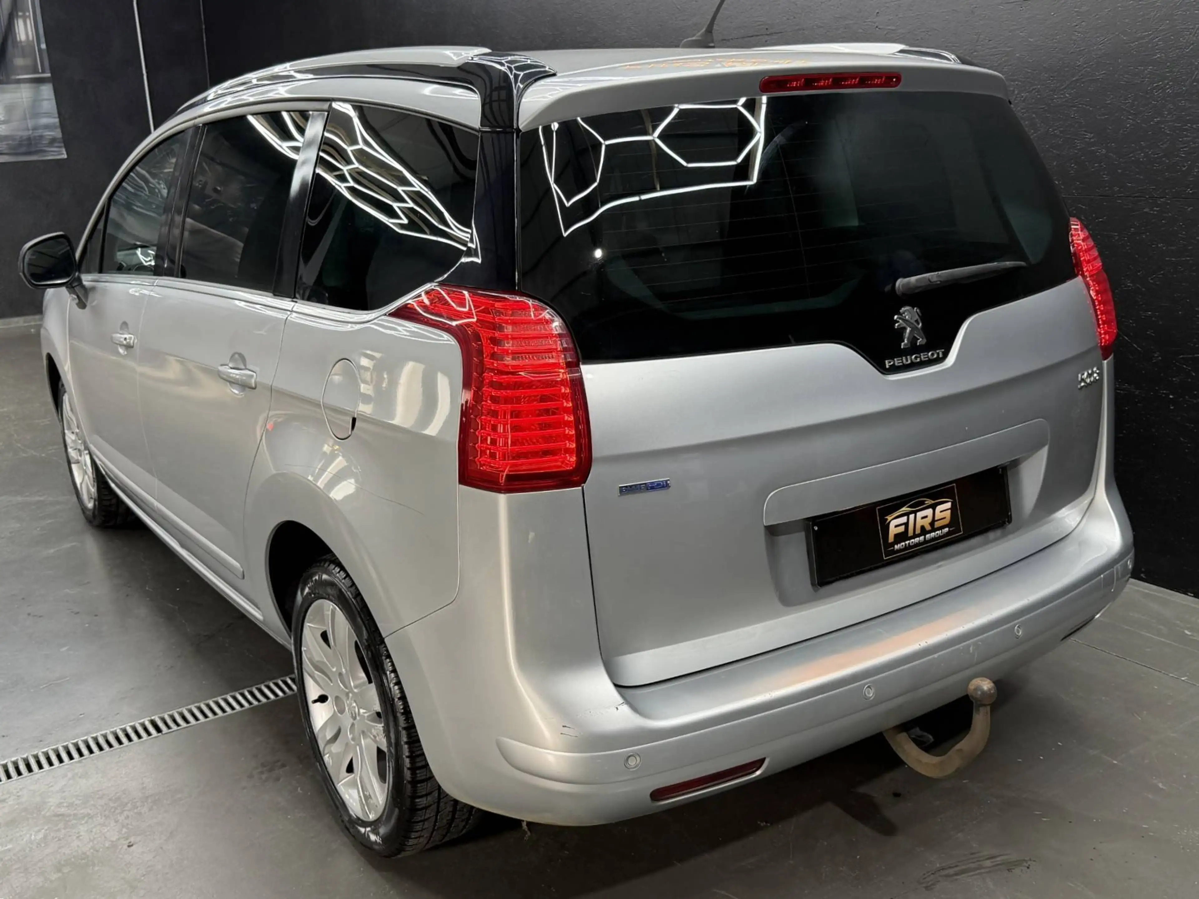 Peugeot 5008 1.6 HDi EURO 6B * 1ER MAIN * 7PLACES * CAMERA * BOITE AUTOMATIQUE * GPS * TOIT PANO !! — photo 2