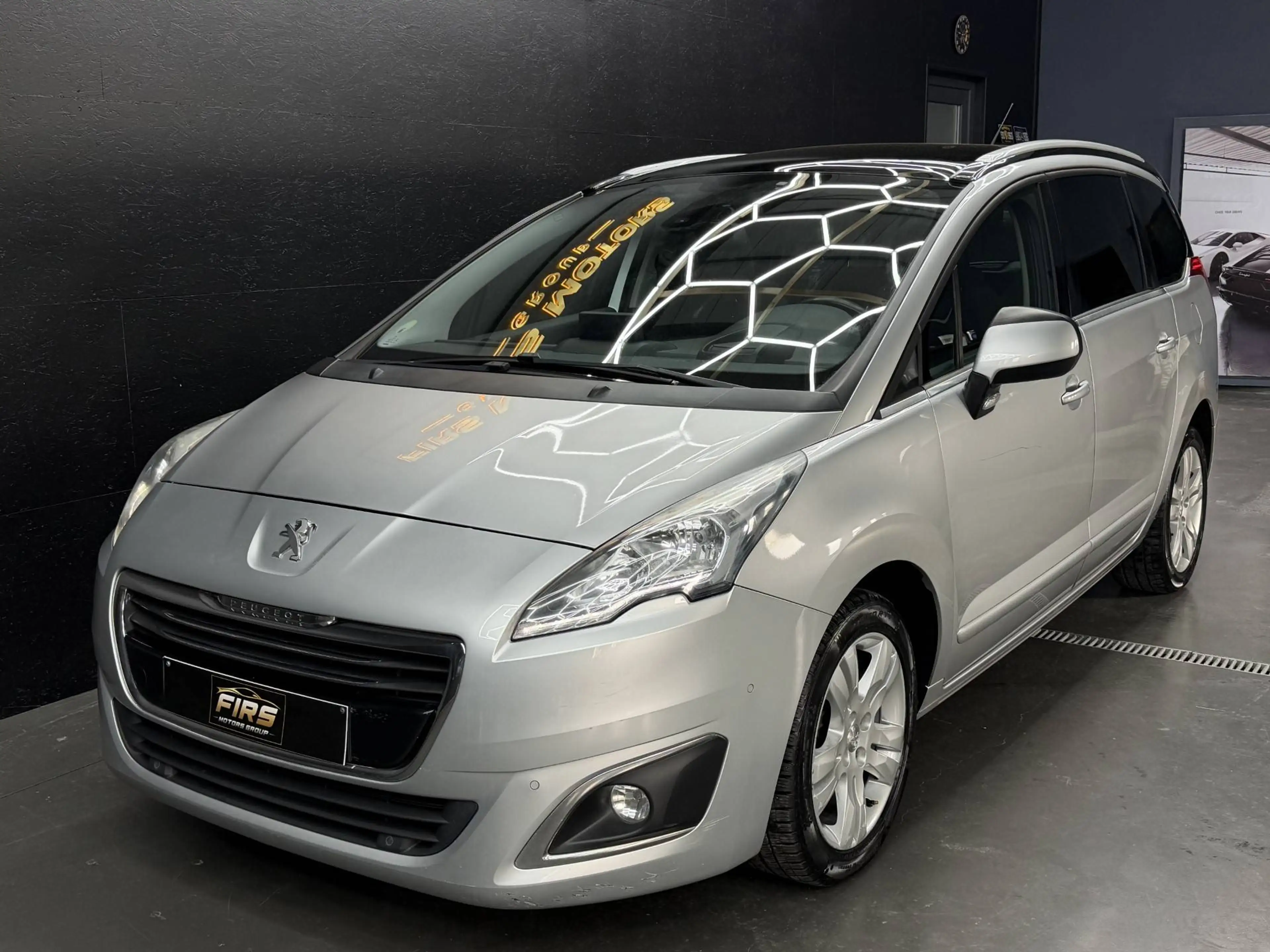 Peugeot 5008 1.6 HDi EURO 6B * 1ER MAIN * 7PLACES * CAMERA * BOITE AUTOMATIQUE * GPS * TOIT PANO !! — photo 4