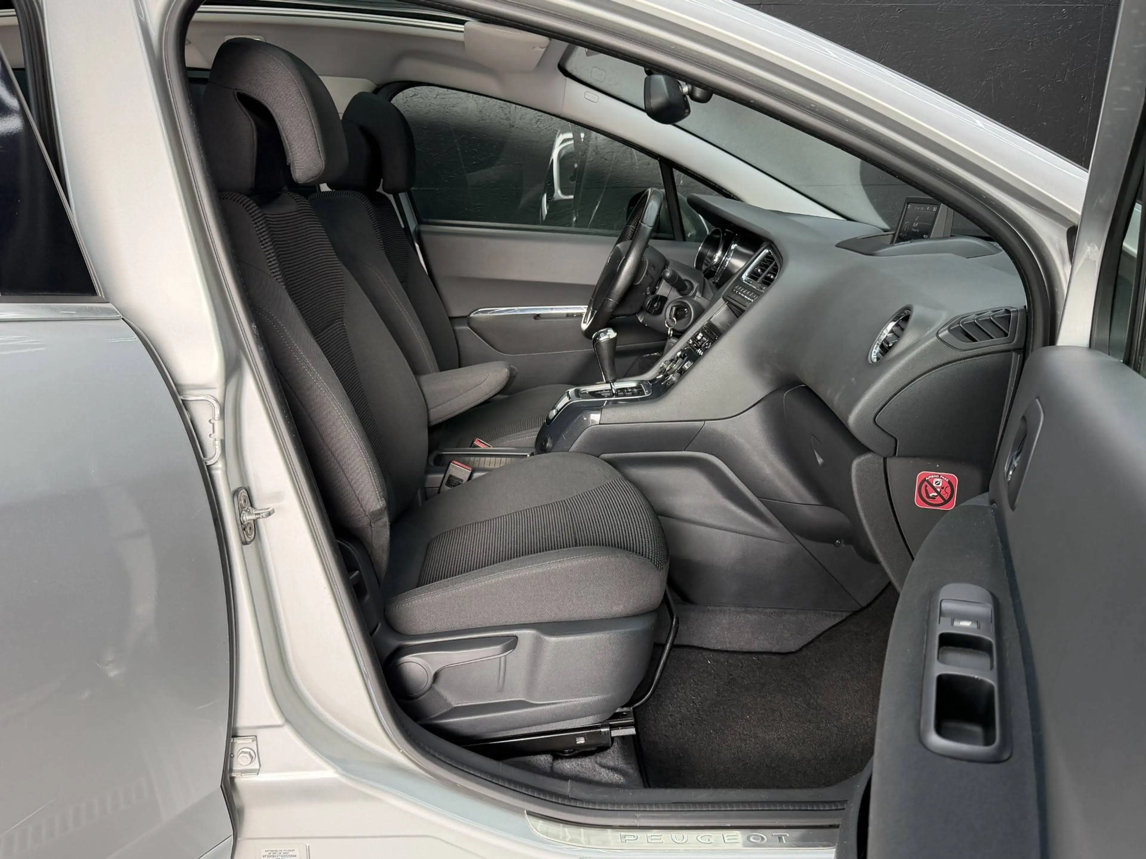 Peugeot 5008 1.6 HDi EURO 6B * 1ER MAIN * 7PLACES * CAMERA * BOITE AUTOMATIQUE * GPS * TOIT PANO !! — photo 14