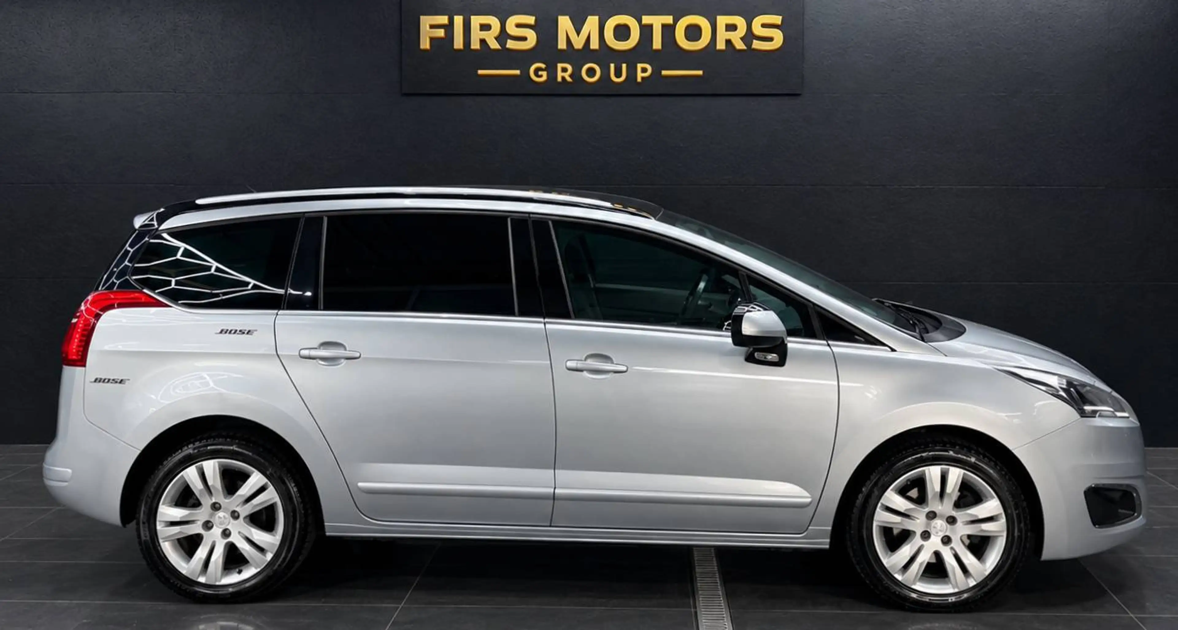 Peugeot 5008 1.6 HDi EURO 6B * 1ER MAIN * 7PLACES * CAMERA * BOITE AUTOMATIQUE * GPS * TOIT PANO !! — photo 9