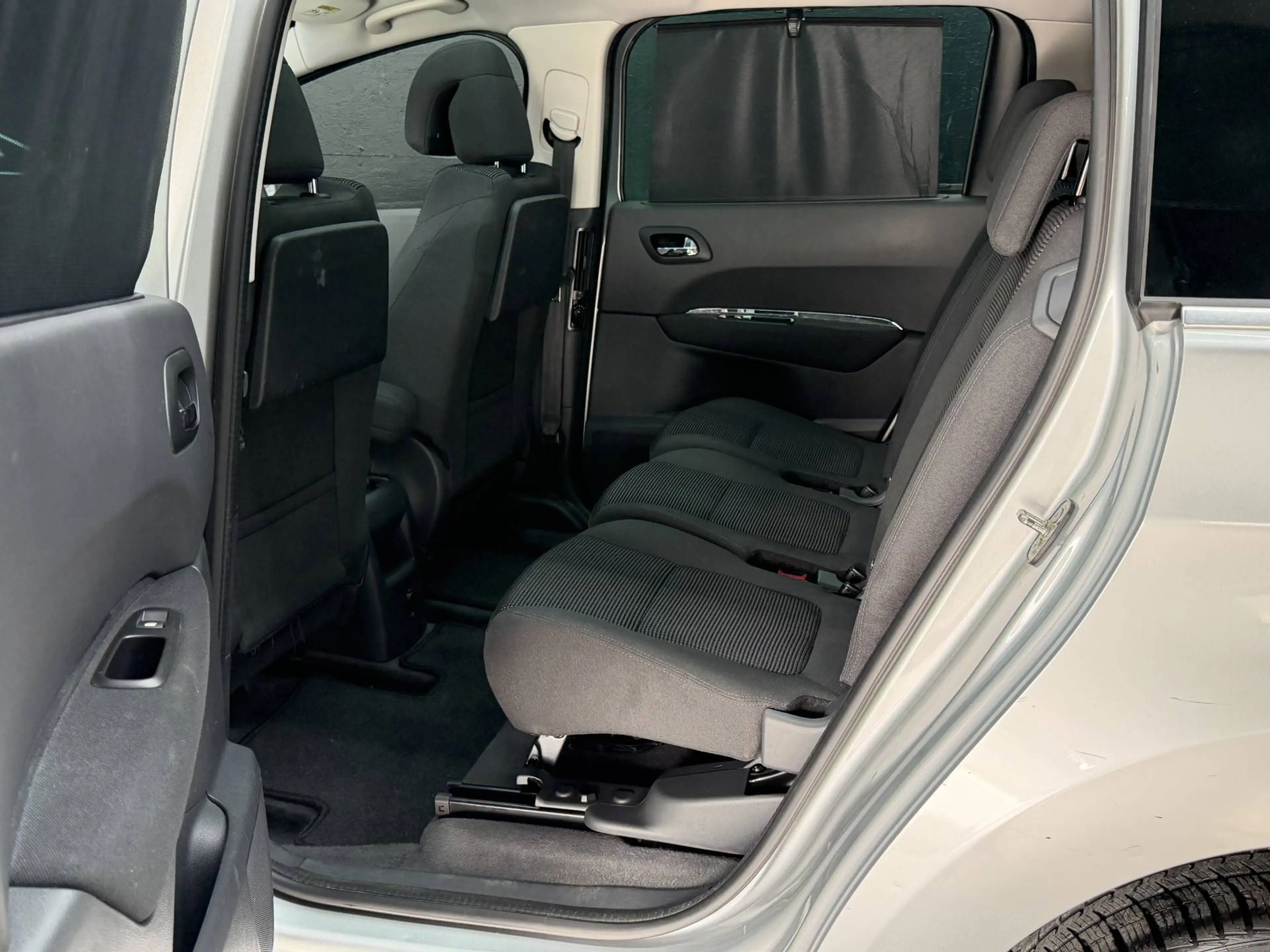 Peugeot 5008 1.6 HDi EURO 6B * 1ER MAIN * 7PLACES * CAMERA * BOITE AUTOMATIQUE * GPS * TOIT PANO !! — photo 15