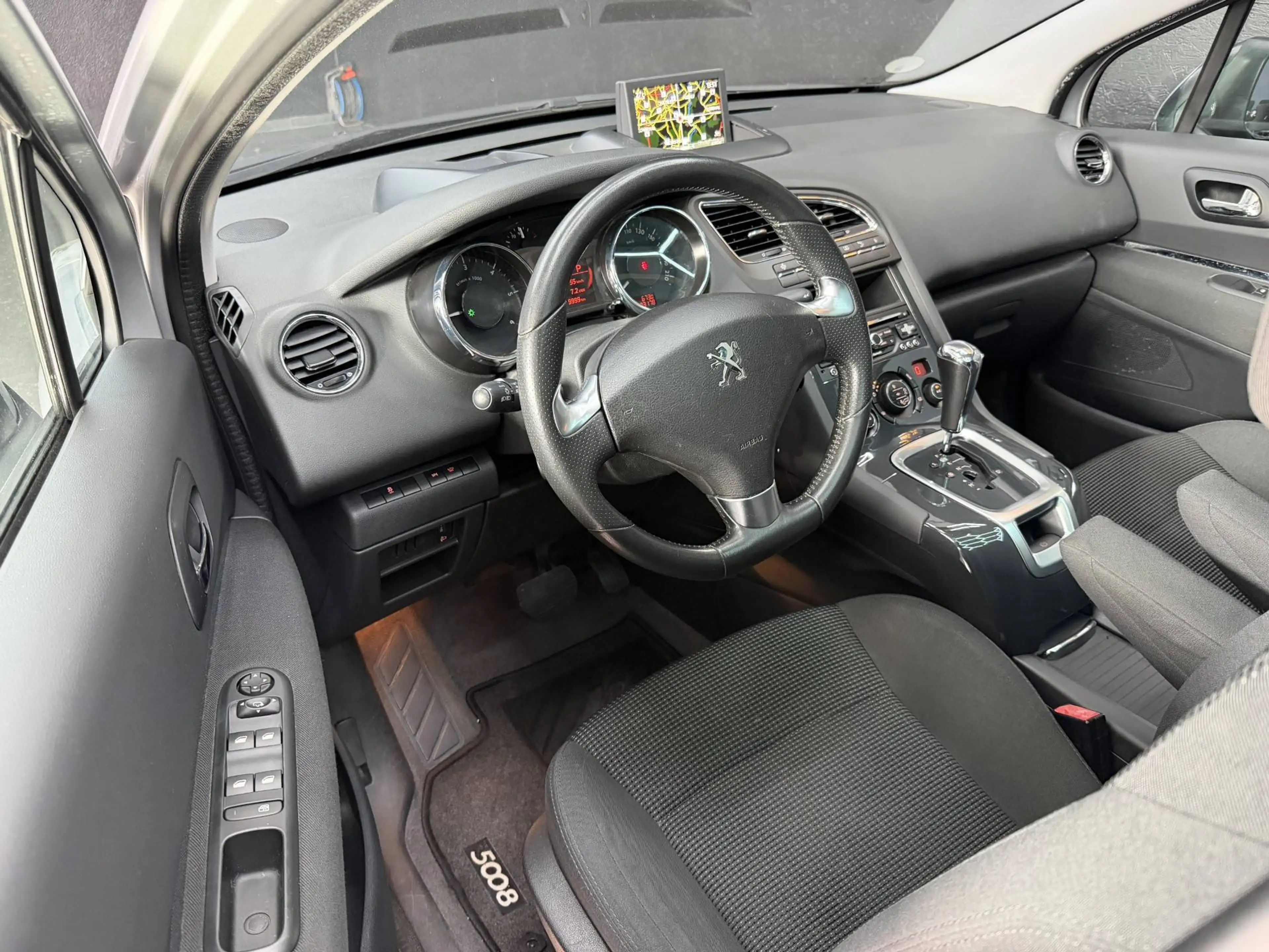 Peugeot 5008 1.6 HDi EURO 6B * 1ER MAIN * 7PLACES * CAMERA * BOITE AUTOMATIQUE * GPS * TOIT PANO !! — photo 10