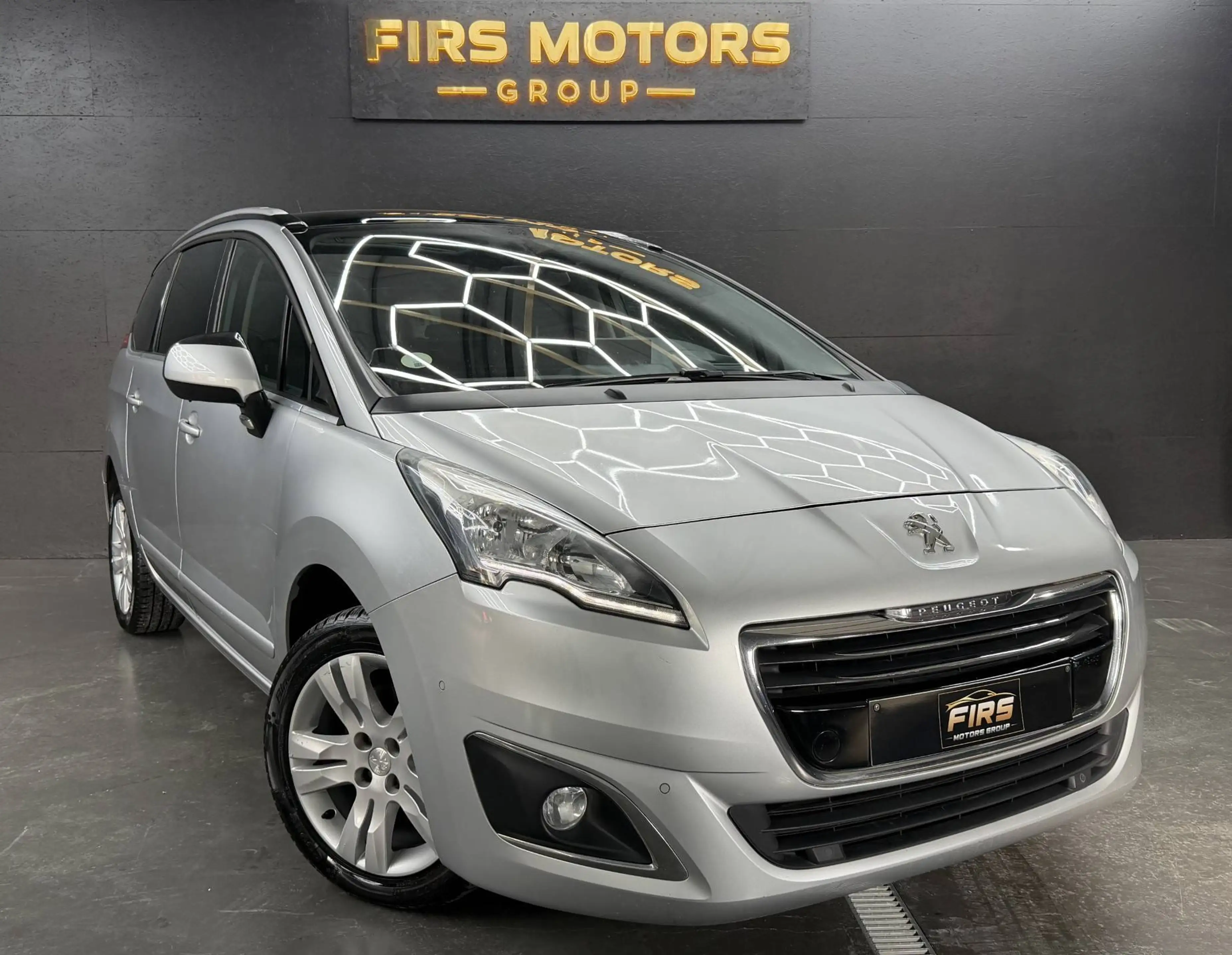 Peugeot 5008 1.6 HDi EURO 6B * 1ER MAIN * 7PLACES * CAMERA * BOITE AUTOMATIQUE * GPS * TOIT PANO !! — photo 5