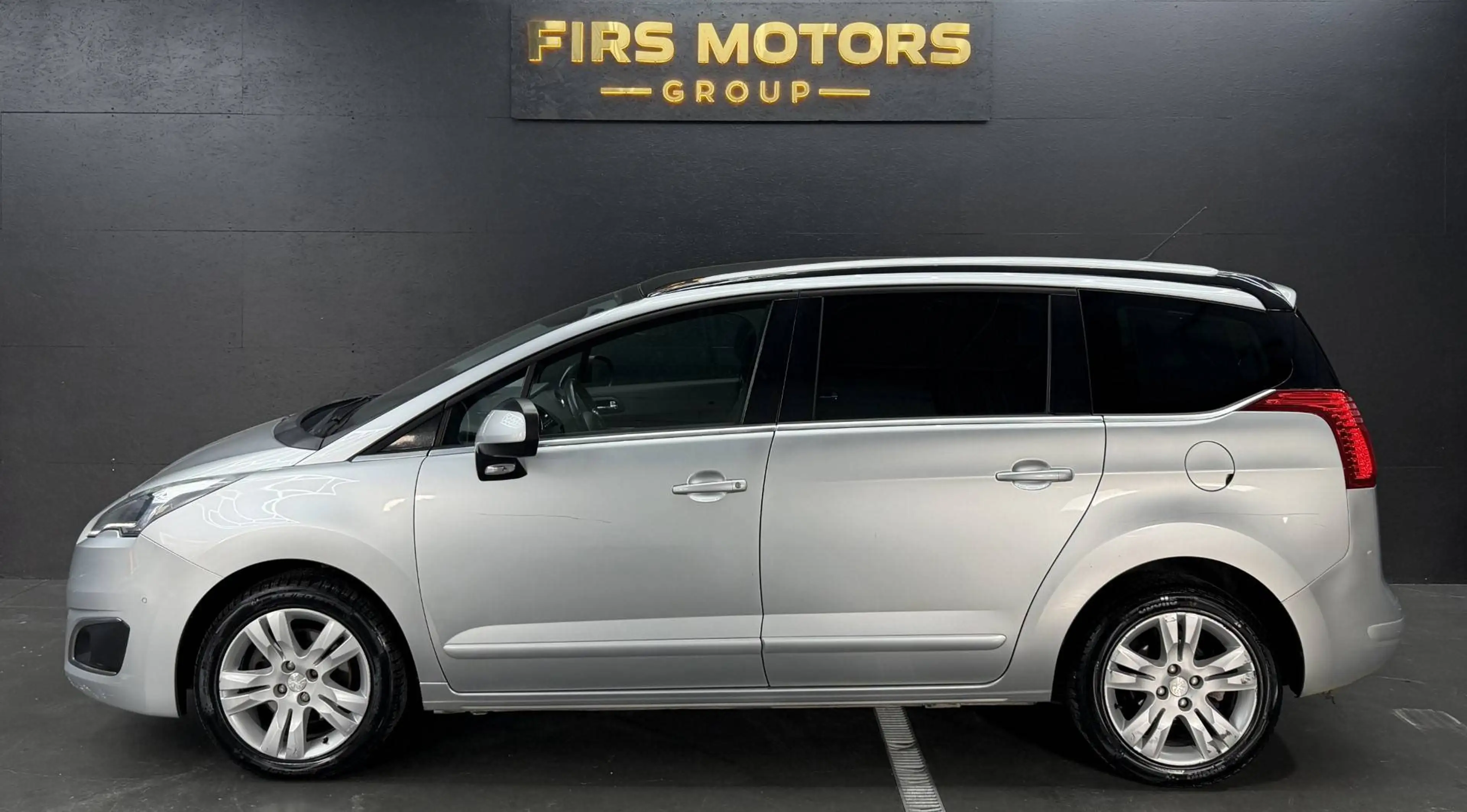 Peugeot 5008 1.6 HDi EURO 6B * 1ER MAIN * 7PLACES * CAMERA * BOITE AUTOMATIQUE * GPS * TOIT PANO !! — photo 3
