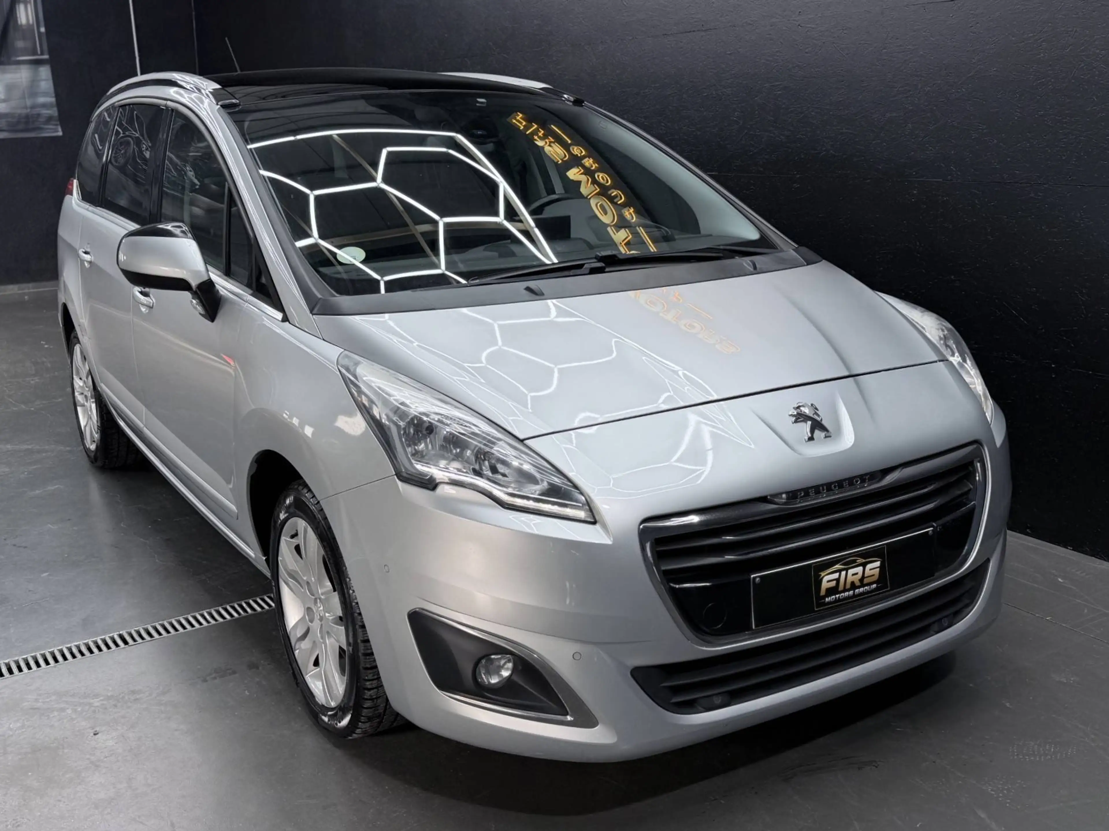 Peugeot 5008 1.6 HDi EURO 6B * 1ER MAIN * 7PLACES * CAMERA * BOITE AUTOMATIQUE * GPS * TOIT PANO !! — photo 7