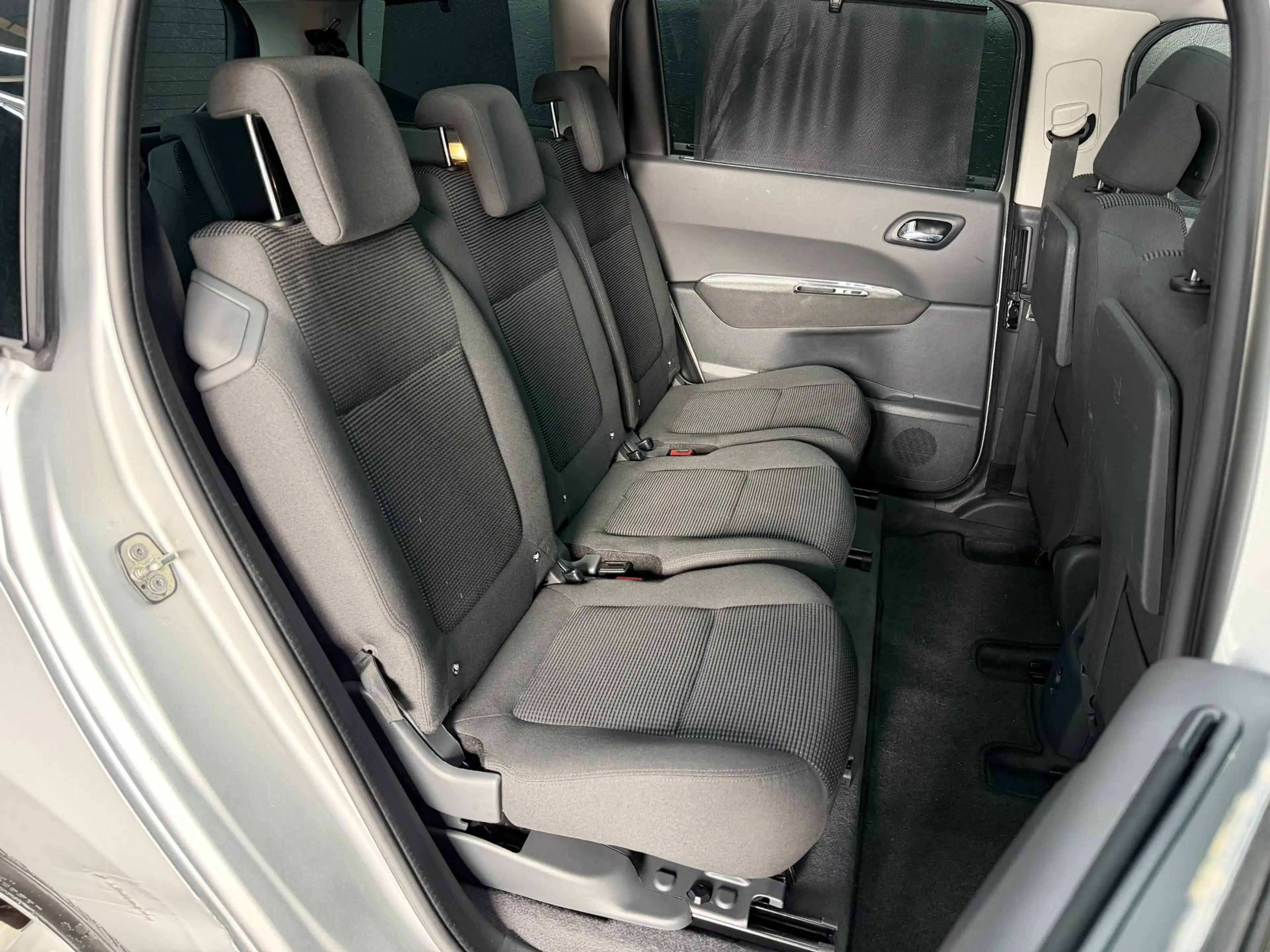 Peugeot 5008 1.6 HDi EURO 6B * 1ER MAIN * 7PLACES * CAMERA * BOITE AUTOMATIQUE * GPS * TOIT PANO !! — photo 12