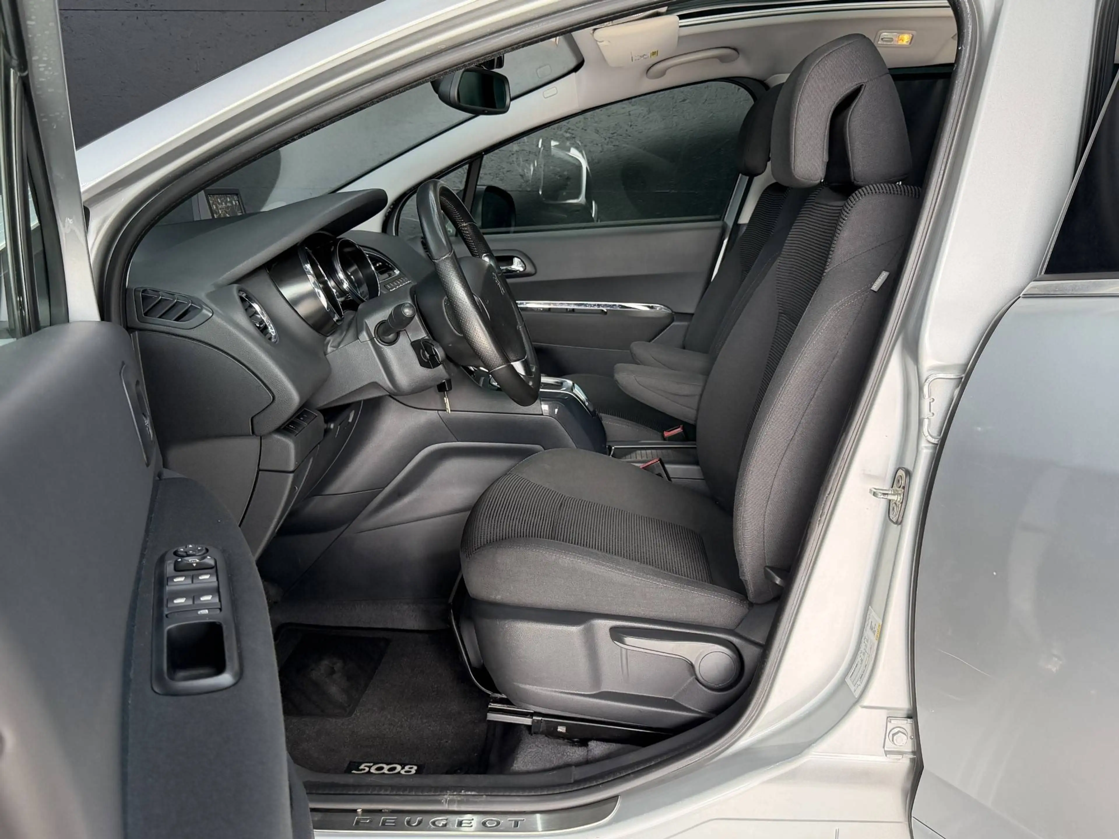 Peugeot 5008 1.6 HDi EURO 6B * 1ER MAIN * 7PLACES * CAMERA * BOITE AUTOMATIQUE * GPS * TOIT PANO !! — photo 11