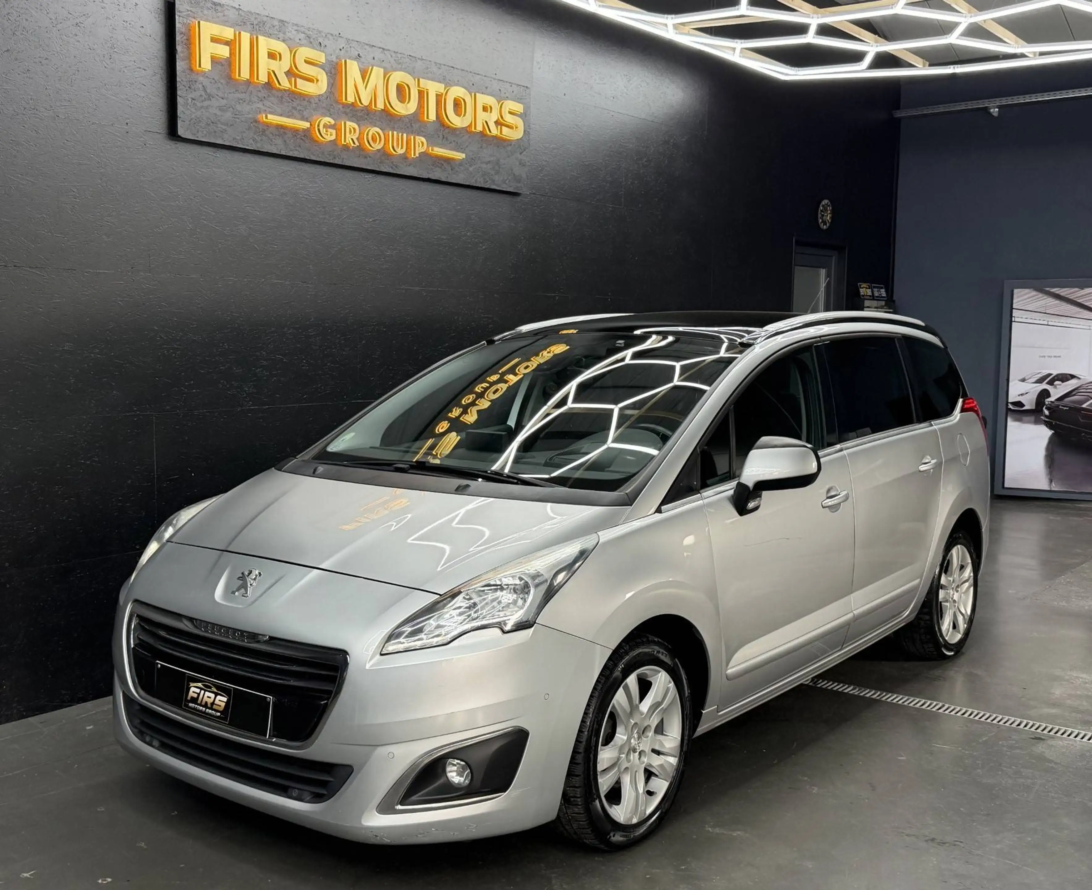 Peugeot 5008 1.6 HDi EURO 6B * 1ER MAIN * 7PLACES * CAMERA * BOITE AUTOMATIQUE * GPS * TOIT PANO !! — photo 8