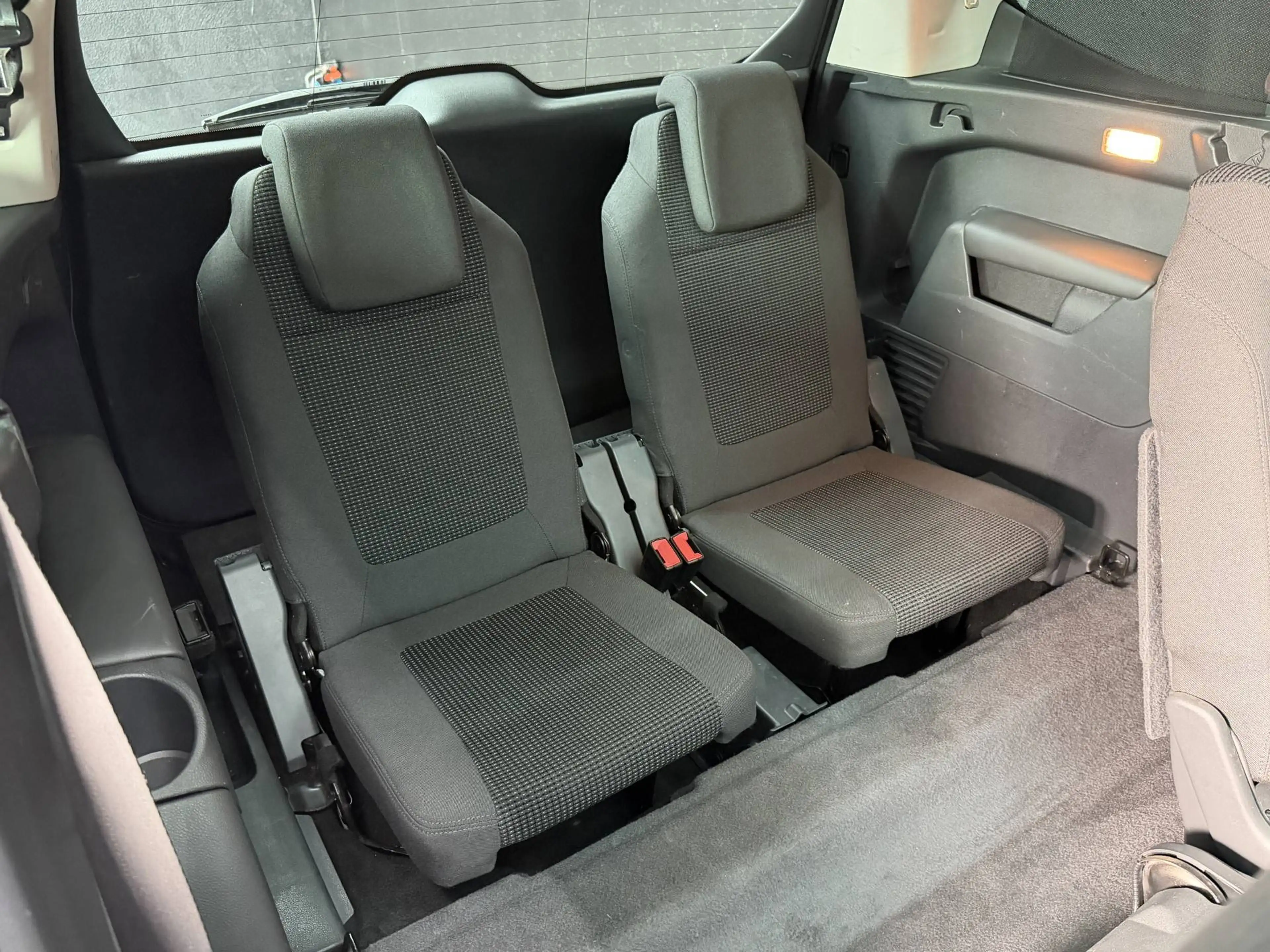 Peugeot 5008 1.6 HDi EURO 6B * 1ER MAIN * 7PLACES * CAMERA * BOITE AUTOMATIQUE * GPS * TOIT PANO !! — photo 13