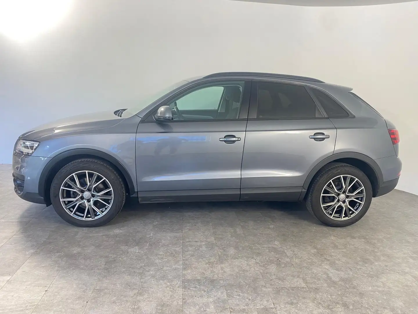 Audi Q3 2.0 TDI quattro XENON*AHK 103 kW (140 PS), Auto... Grau - 2
