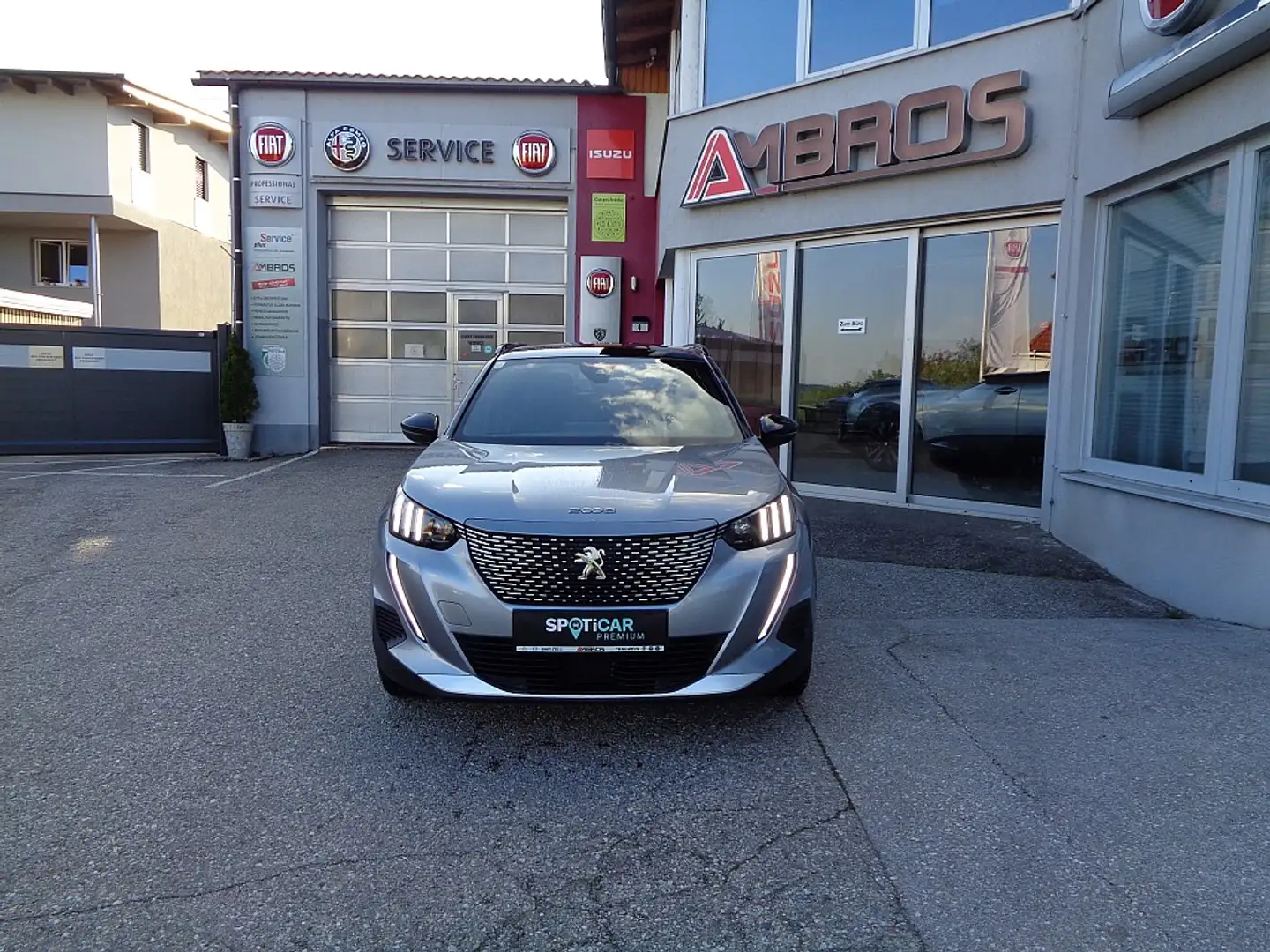 Peugeot e-2008 50kWh GT Elektro TOP Ausstattung Grau - 2