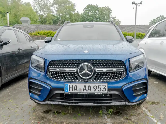 Mercedes-Benz GLB view 3