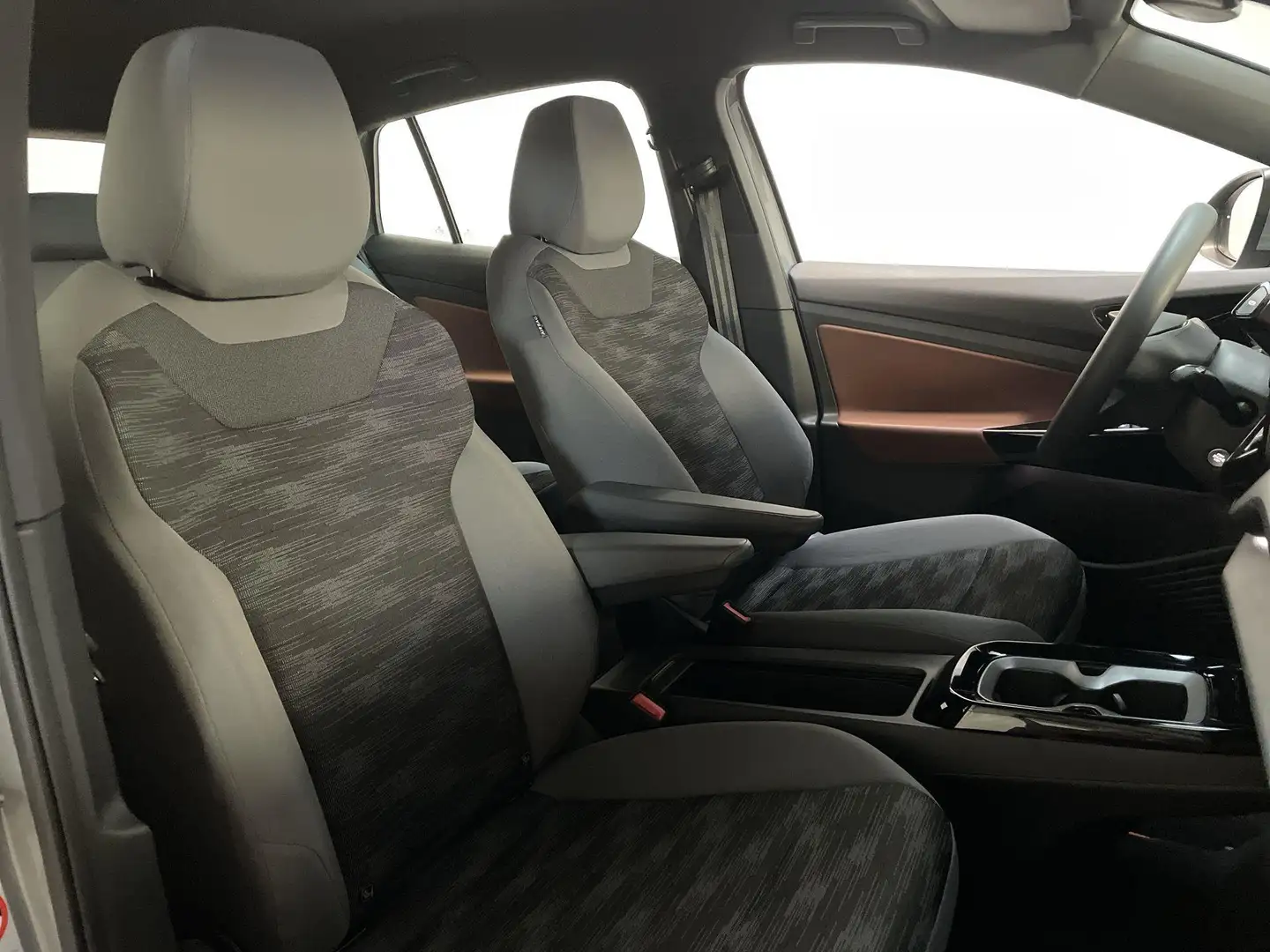 Volkswagen ID.5 Pro 77 kWh SoH 94% Navigatie Parkeersensoren DAB+ Grijs - 2