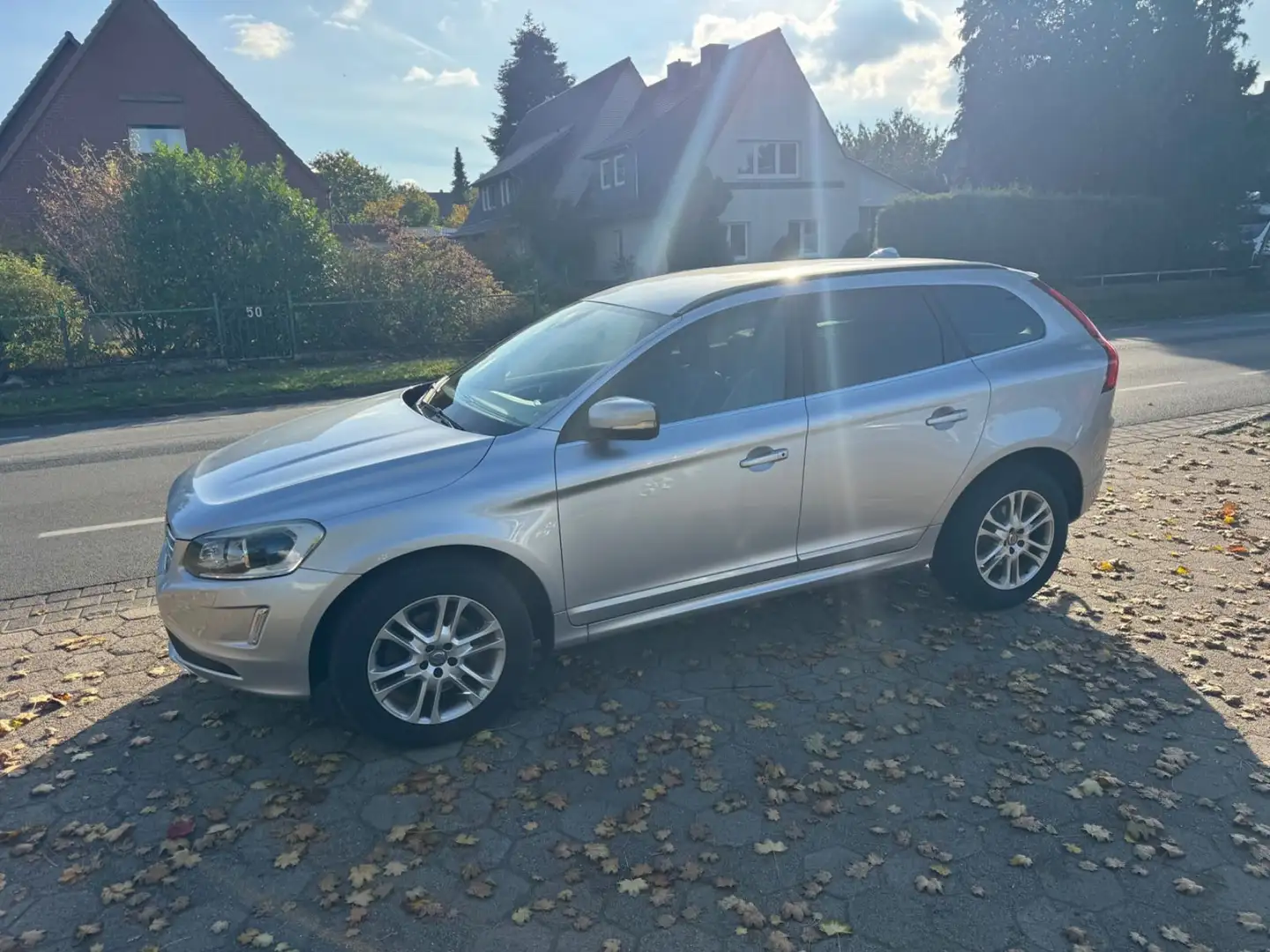 Volvo XC60 D4 Euro6 *Leder+8xAlu+Navi+Xenon Silber - 1