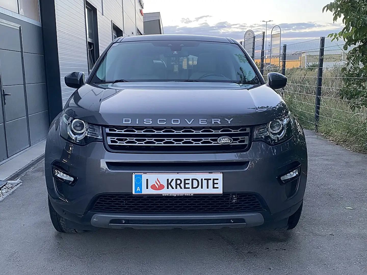 Land Rover Discovery Sport 2,0 TD4 4WD SE e-Capabil. **Panoramadach** Grau - 2