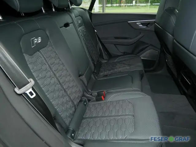 Audi RS Q8 view 8
