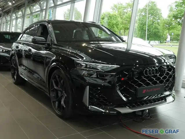 Audi RS Q8 view 3