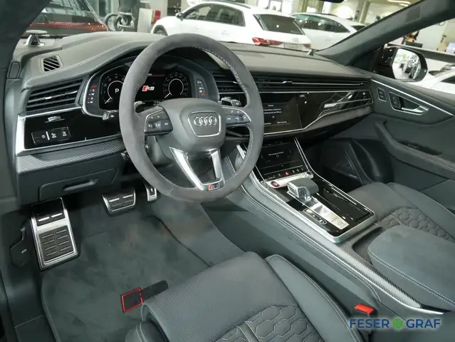 Audi RS Q8 view 10