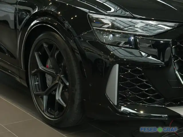 Audi RS Q8 view 5
