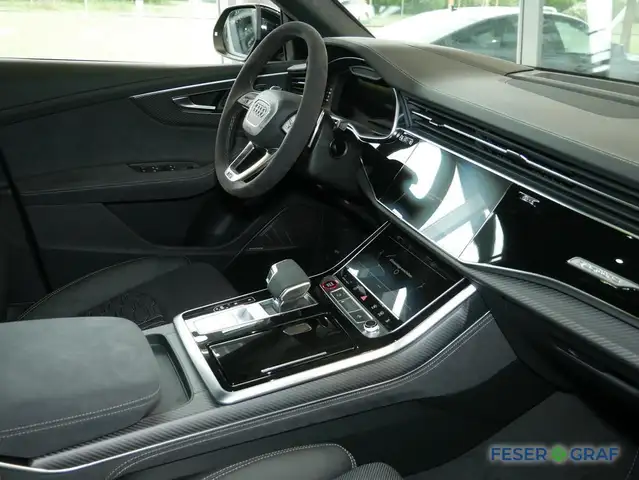 Audi RS Q8 view 6