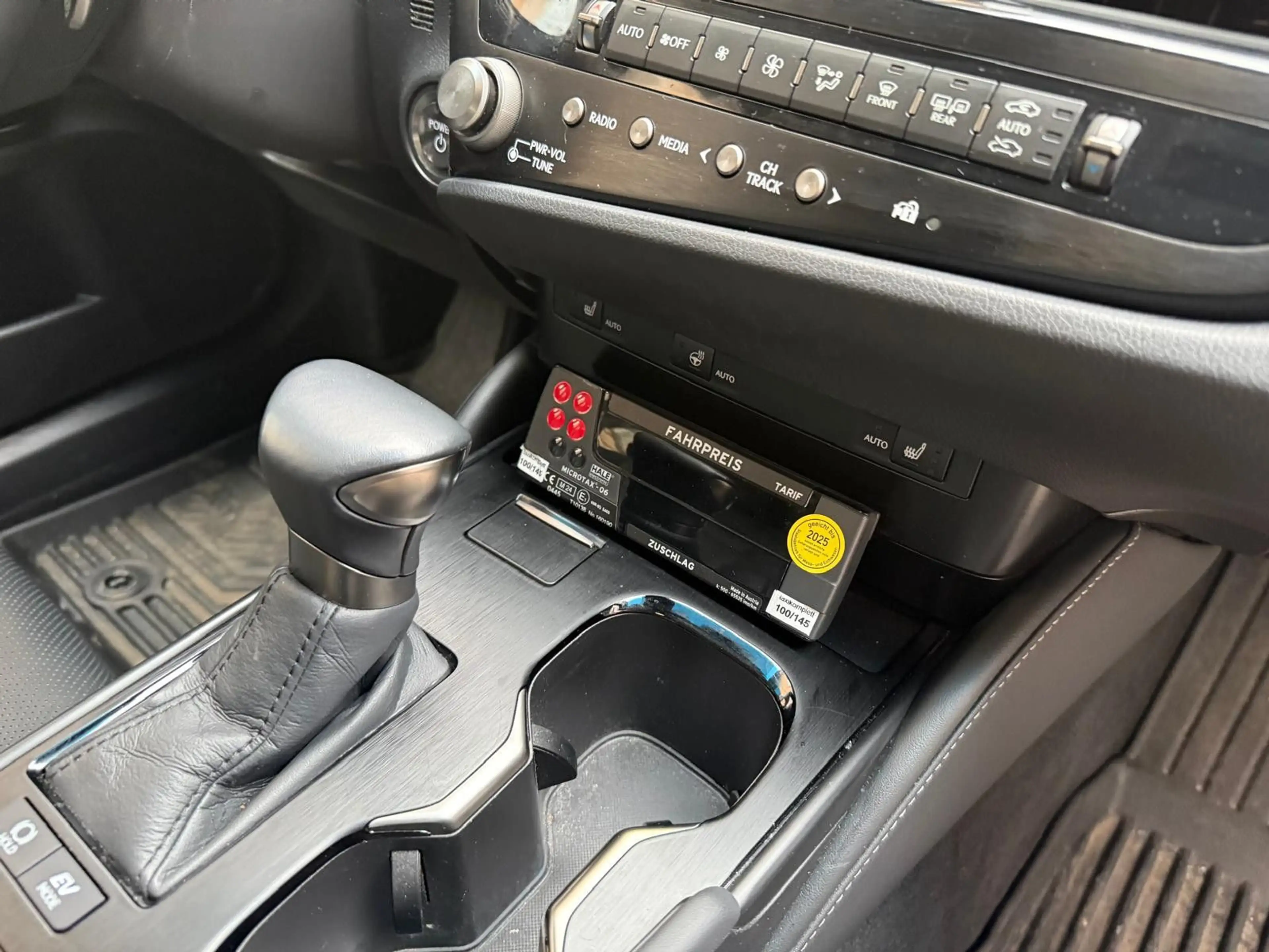 Lexus ES 300 h Business Line/ TAXI — photo 13