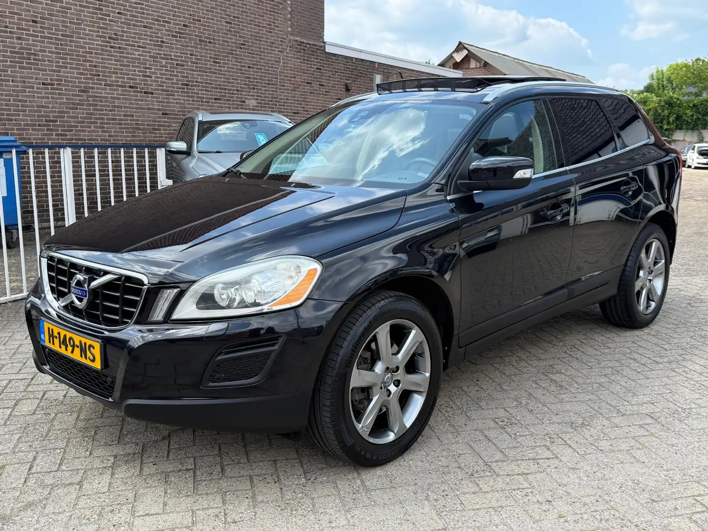 Volvo XC60 2.0 D4 163 pk 5 cil. Summum Plus-line Family-line Zwart - 2