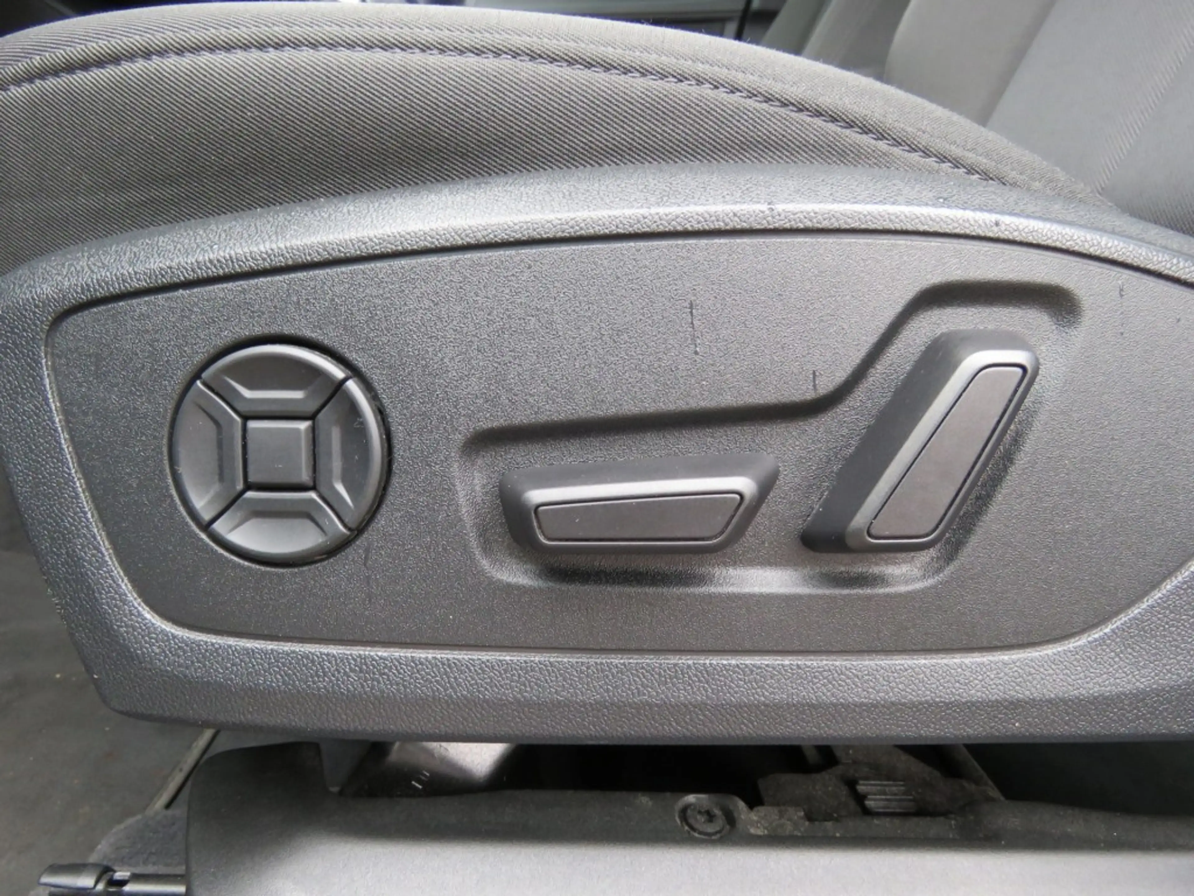 Audi Q3 45 TFSIe 245pk EDITION / 20 Inch / Camera / Matrix — photo 24