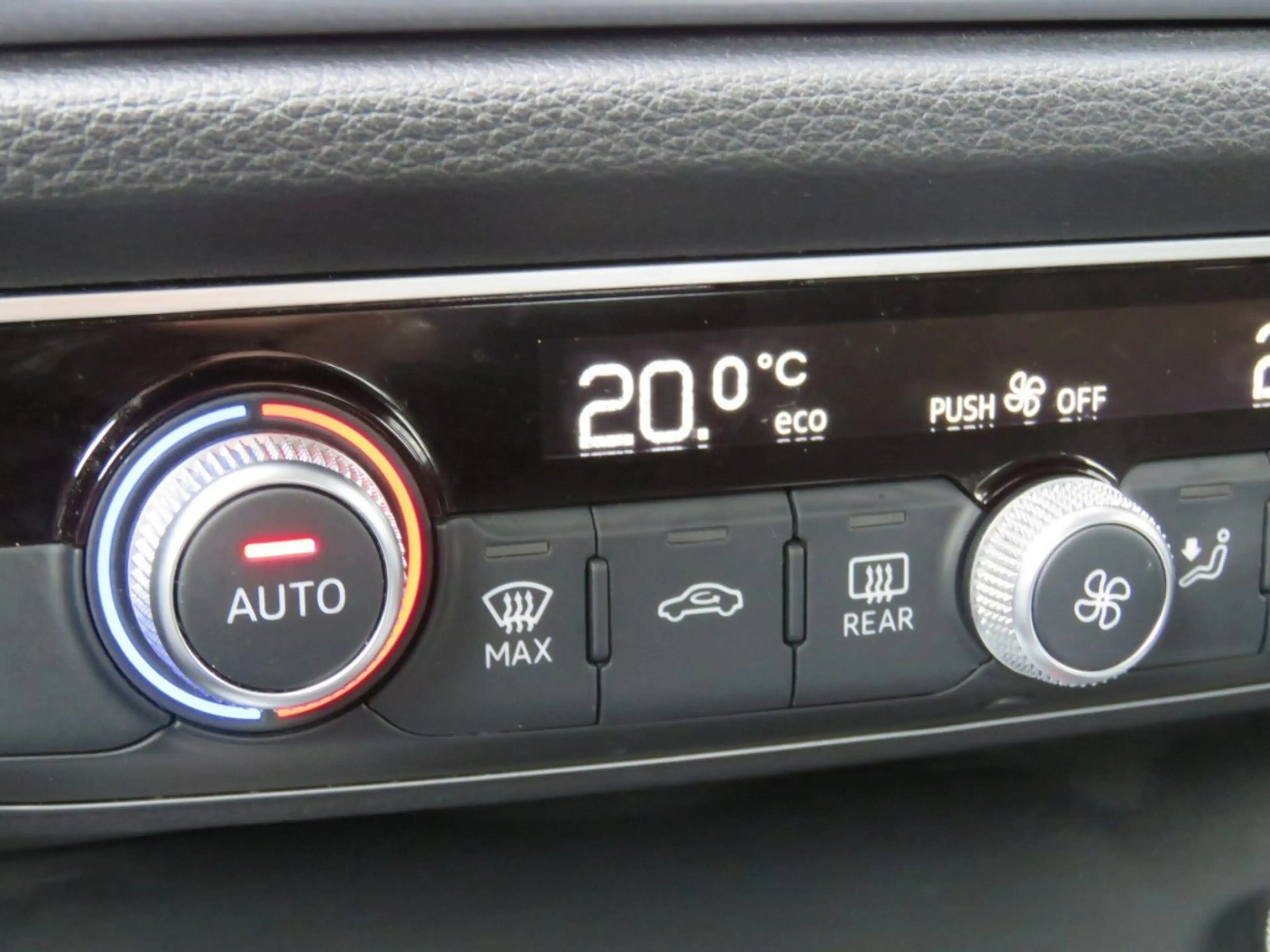 Audi Q3 45 TFSIe 245pk EDITION / 20 Inch / Camera / Matrix — photo 35