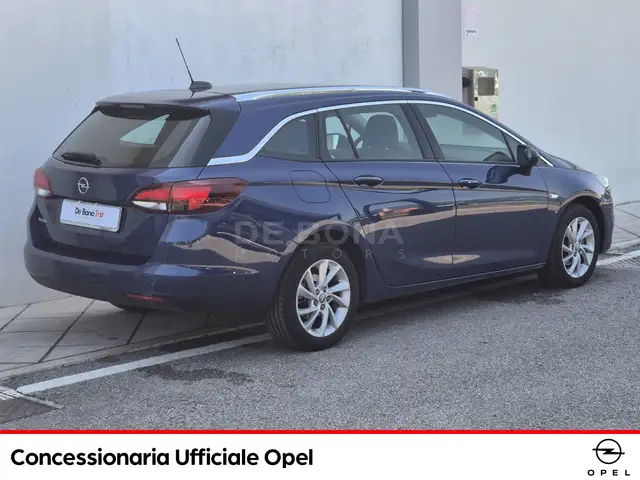 Opel Astra view 4