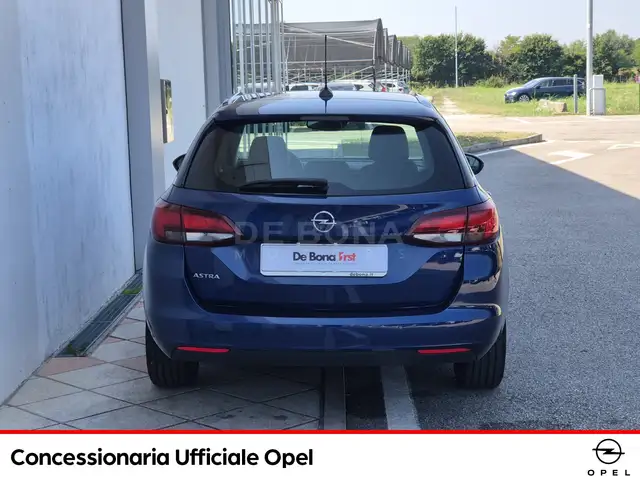 Opel Astra view 5