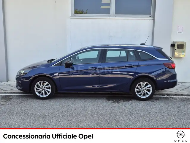 Opel Astra view 3