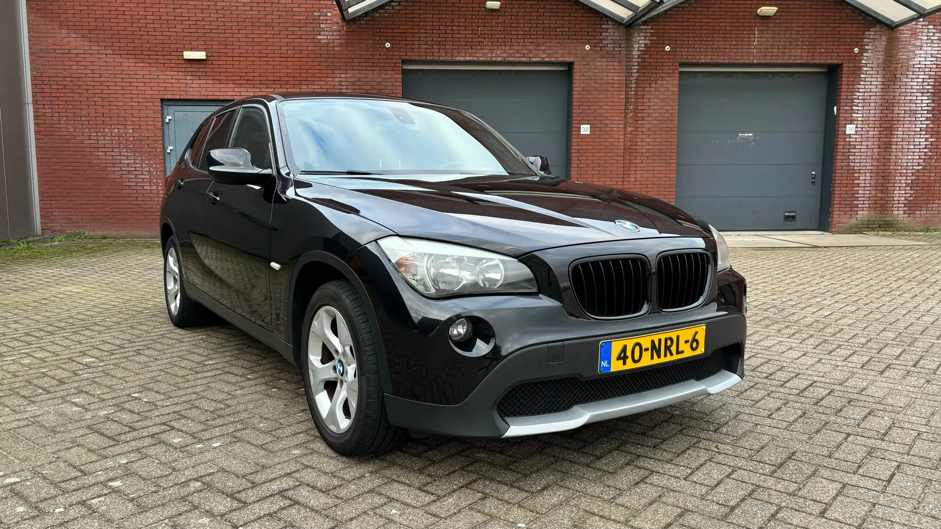 BMW X1 sDrive18i Exec. leren bekleding, breed display Zwart - 1