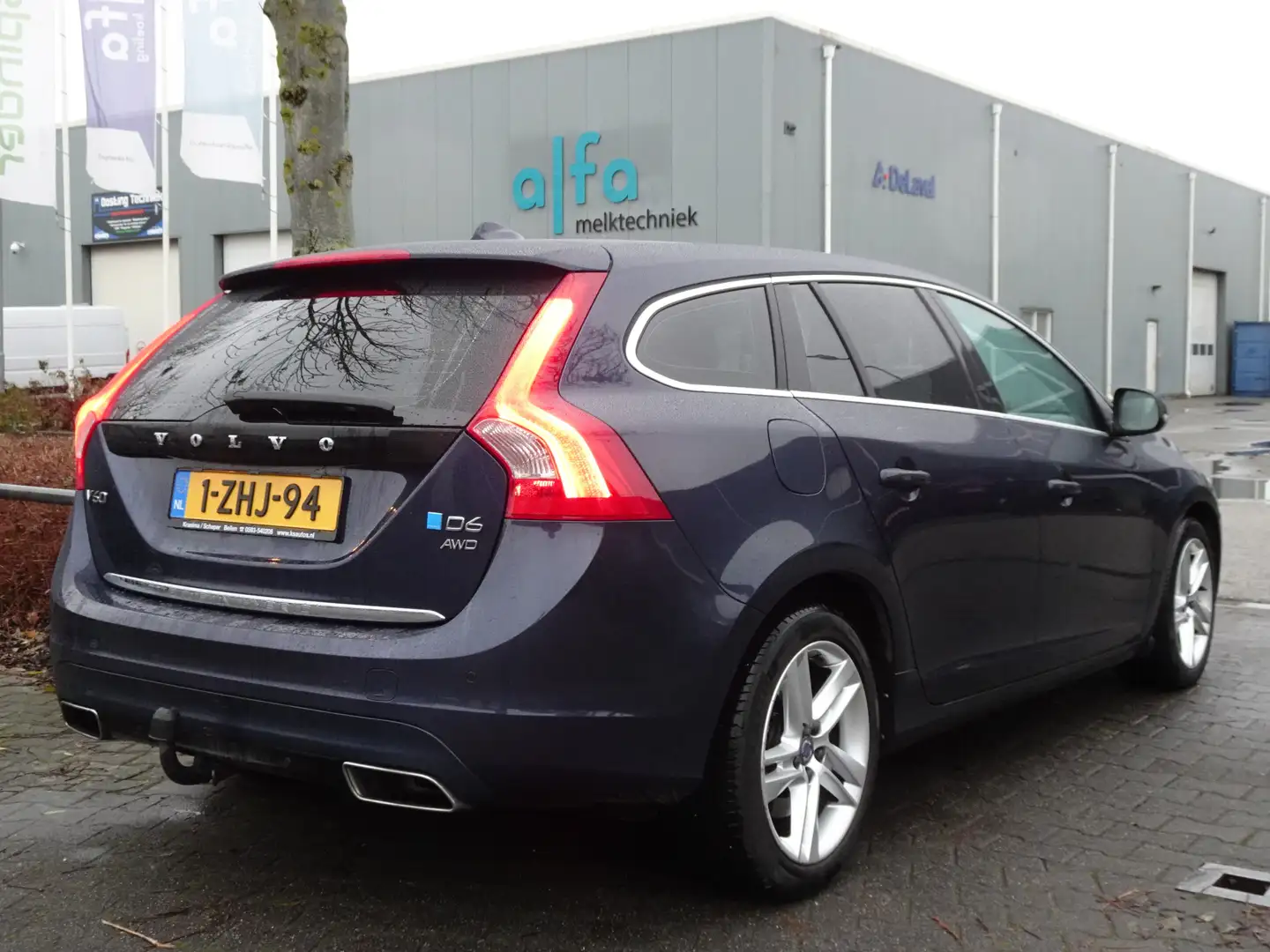 Volvo V60 2.4 D6 AWD Plug-In Hybrid Summum Bleu - 2