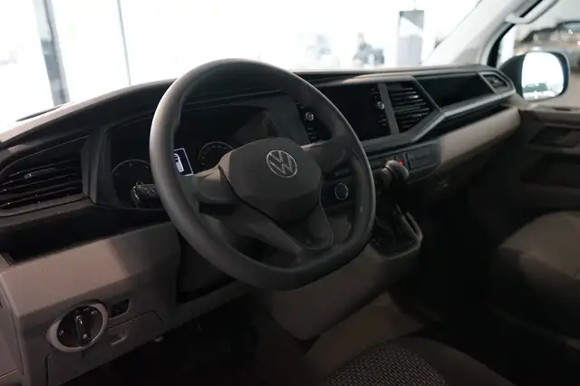 Volkswagen Caravelle view 9