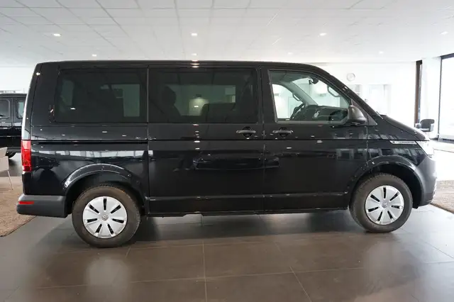 Volkswagen Caravelle view 3