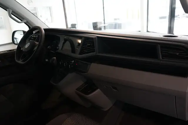Volkswagen Caravelle view 10