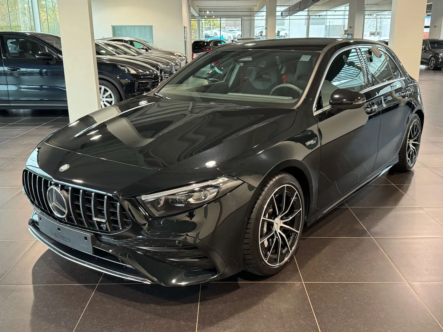 Mercedes-Benz A 35 AMG 4M Multibeam Led, Dodehoeks Assist, Mbux, DAB Noir - 1