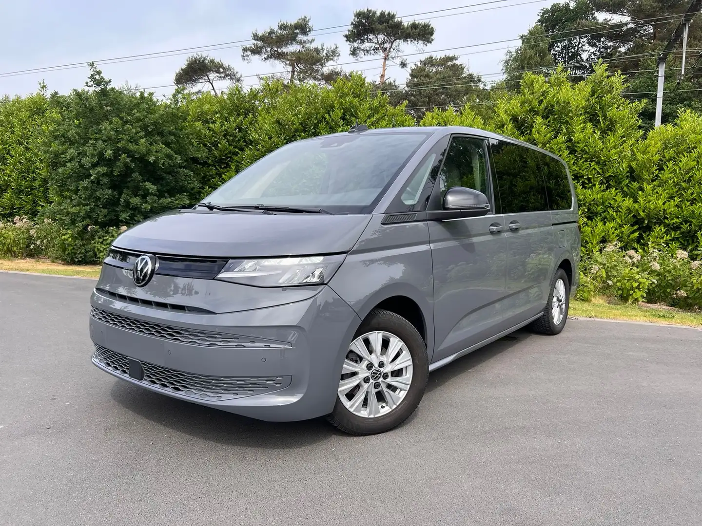 Volkswagen T7 Multivan 1.5 Benzine *2 jaar waarborg* Gris - 1