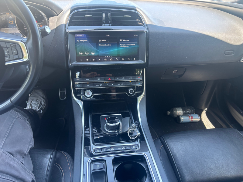 Jaguar XE XE 2.0 marchand export!! — photo 12