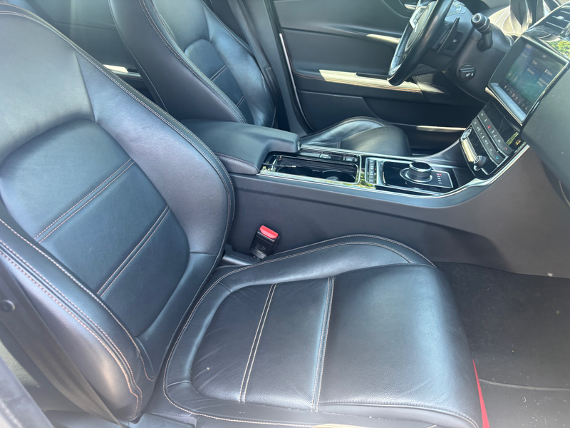 Jaguar XE XE 2.0 marchand export!! — photo 9