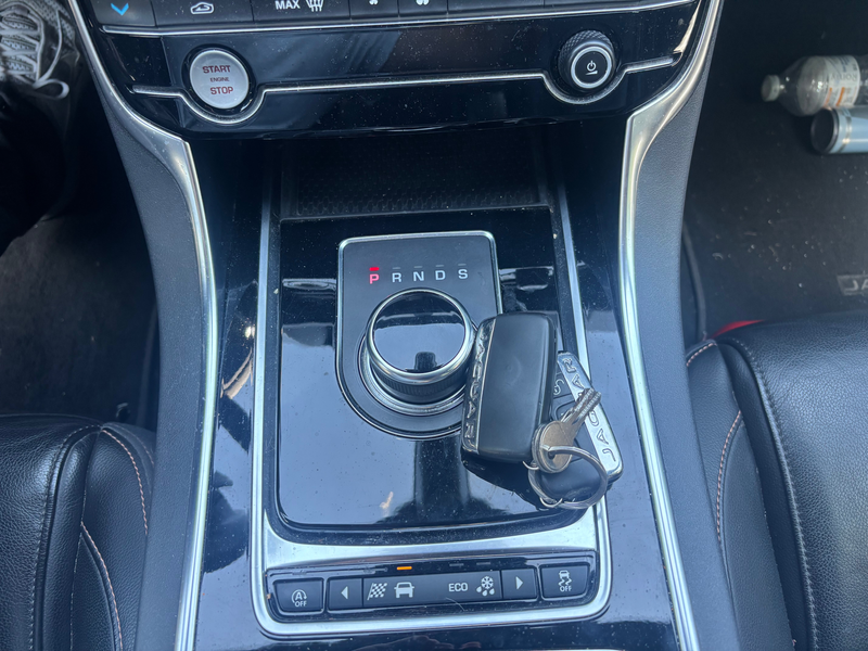 Jaguar XE XE 2.0 marchand export!! — photo 11