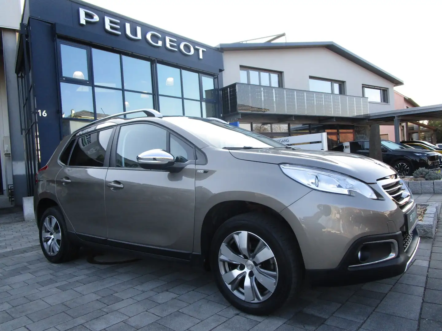 Peugeot 2008 Style Braun - 1