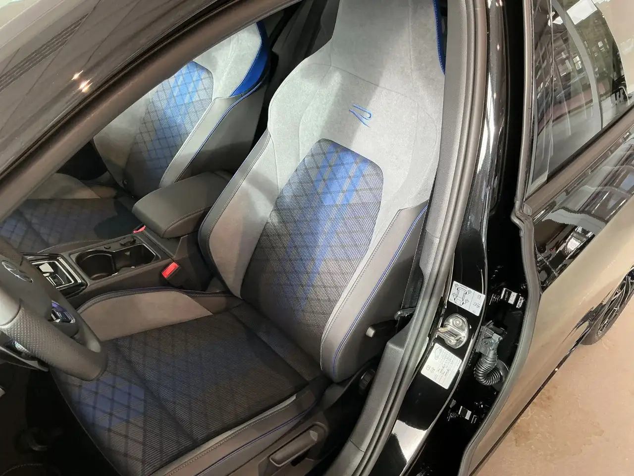 Volkswagen Golf R Variant 2.0 TSI | AHK | Panorama | DCC 8