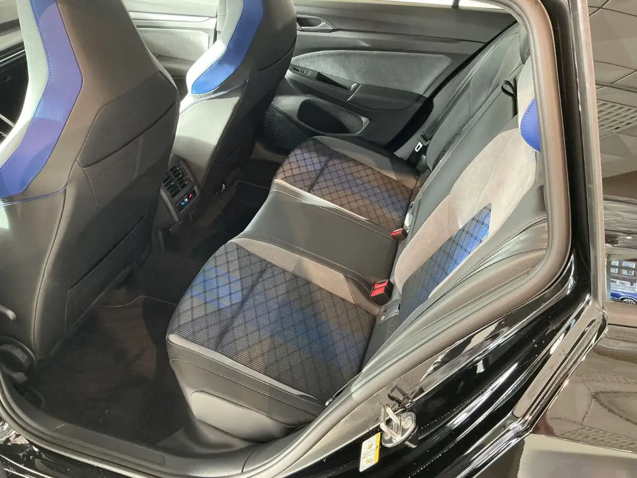 Volkswagen Golf R Variant 2.0 TSI | AHK | Panorama | DCC 13