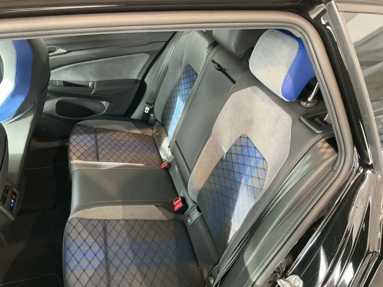 Volkswagen Golf R Variant 2.0 TSI | AHK | Panorama | DCC 14
