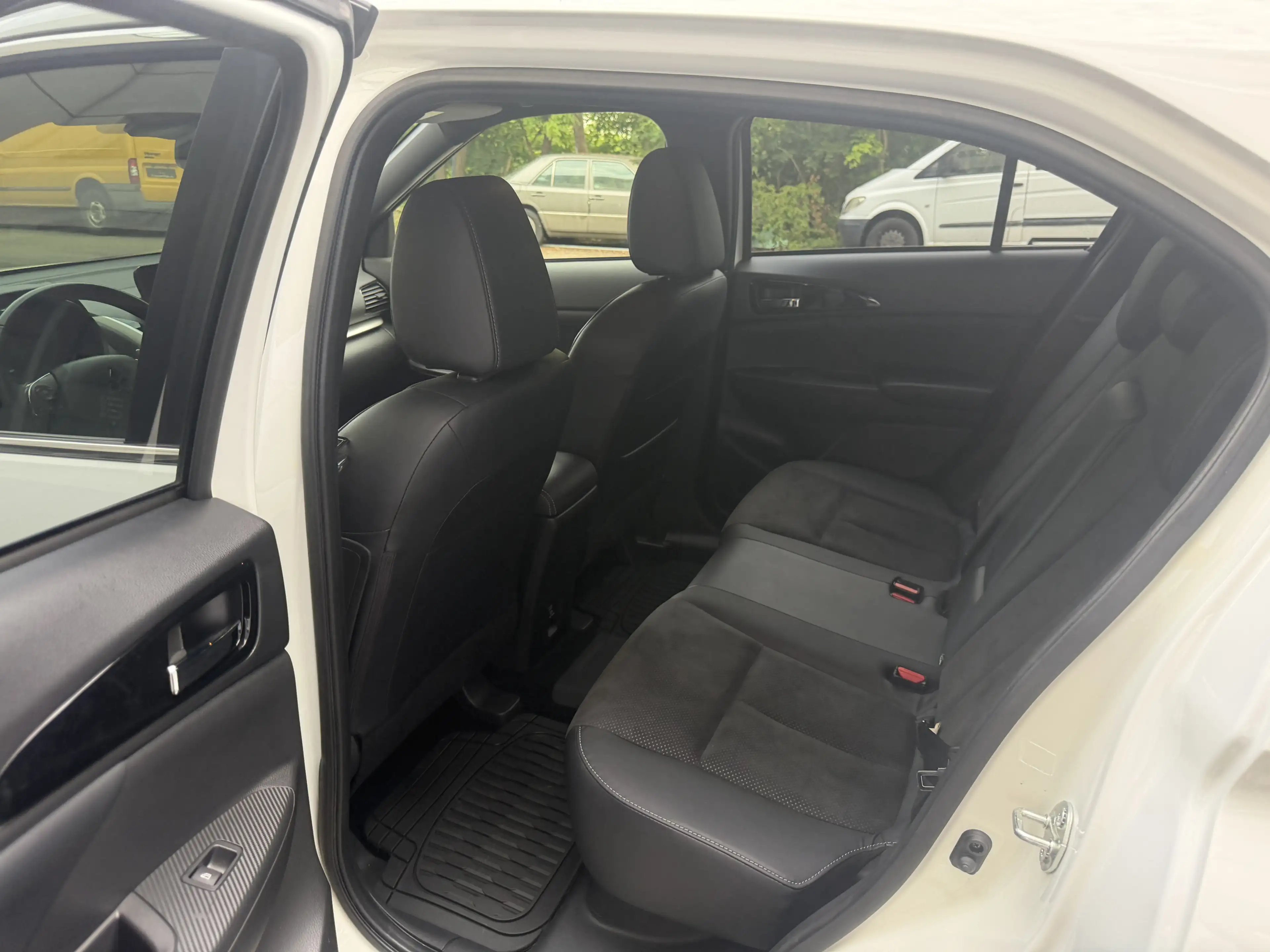 Mitsubishi Eclipse Cross Plus Hybrid 4WD LED Navi RüKamera — photo 14